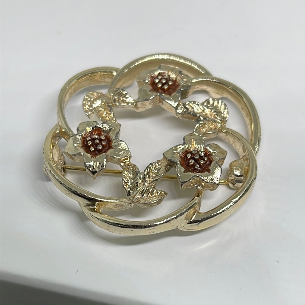 Sarah Coventry circa 1975 Elegant Gold tone  Floral Brooch pin - Picture 3 of 10